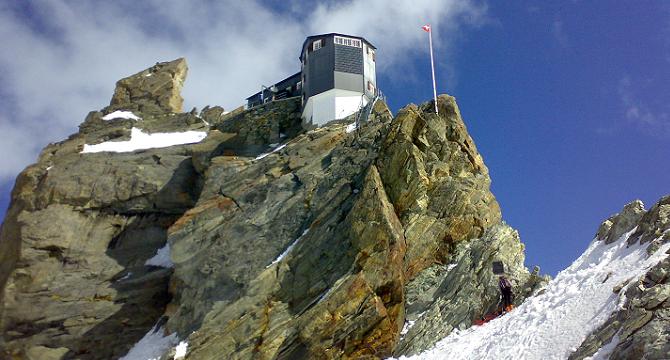 Arriving at the amazingly positioned
                                              Bertol hut after the
                                              ascent from Arolla