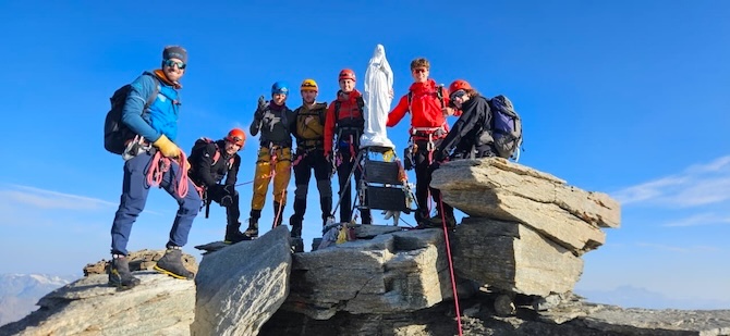 Icicle groups on the summit of Gran Paradiso 4061m