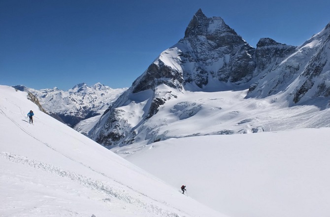 Skiing over the Tete
                                              Blanche in front of the
                                              Matterhorn