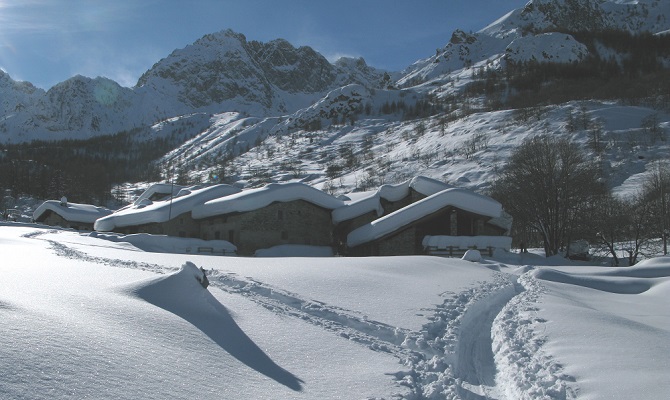 Starting the great ski down from the Domes du Miages in fantastic powder